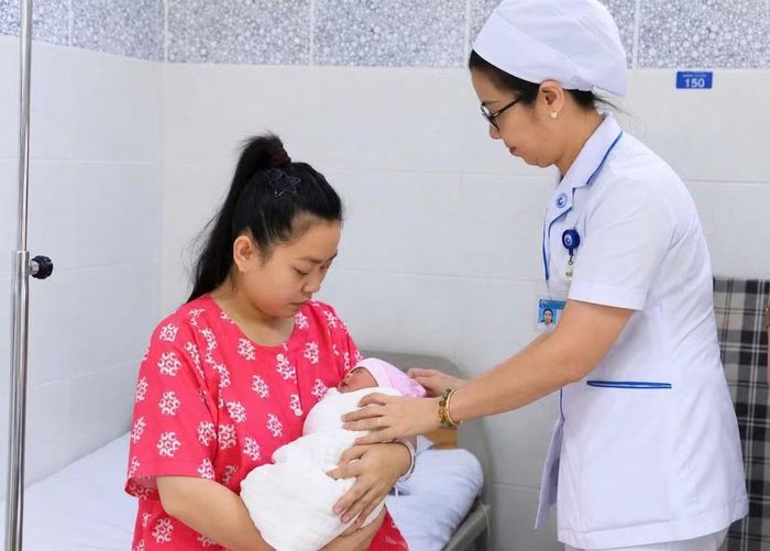 Bác sĩ hướng dẫn sản phụ chăm sóc trẻ sơ sinh - Ảnh BVCC
