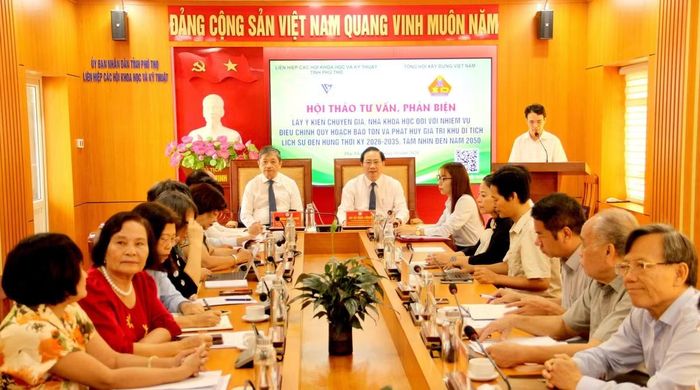 TS. Đặng Việt Dũng - Chủ tịch Tổng hội Xây dựng Việt Nam và ông Hồ Đình Lưỡng - Chủ tịch Liên hiệp các Hội Khoa học và Kỹ thuật tỉnh Phú Thọ, đồng chủ trì Hội thảo tư vấn, phản biện với chủ đề “Lấy ý kiến chuyên gia, nhà khoa học đối với nhiệm vụ điều chỉnh quy hoạch bảo tồn và phát huy giá trị Khu di tích lịch sử Đền Hùng”.