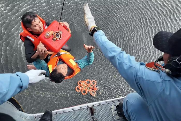 Trong tình huống diễn tập lực lượng Phòng không - Không quân sau khi nhận lệnh của Bộ trưởng Bộ Quốc phòng, Tư lệnh Quân chủng đã ra lệnh điều động không quân trực thăng nhanh chóng cơ động đến khu vực nhân dân bị ngập lụt, cô lập; bay tìm kiếm, thả hàng cứu trợ người dân. Ảnh: Bộ Quốc phòng.