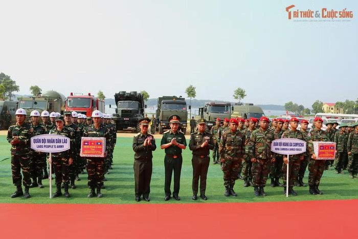 Đại tướng Phan Văn Giang, Đại tướng Khamliang Outhakaysone và Đại tướng Tea Seiha trao quà động viên lực lượng tham gia Diễn tập.