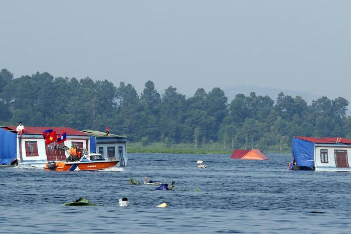 Dự và chỉ đạo diễn tập có Đại tướng Phan Văn Giang, Phó Thủ tướng, Bộ trưởng Bộ Quốc phòng Việt Nam; Đại tướng Khamliang Outhakaysone, Phó Thủ tướng, Bộ trưởng Bộ Quốc phòng Lào; Đại tướng Tea Seiha, Phó Thủ tướng, Bộ trưởng Bộ Quốc phòng Campuchia. Ảnh: Bộ Quốc phòng.
