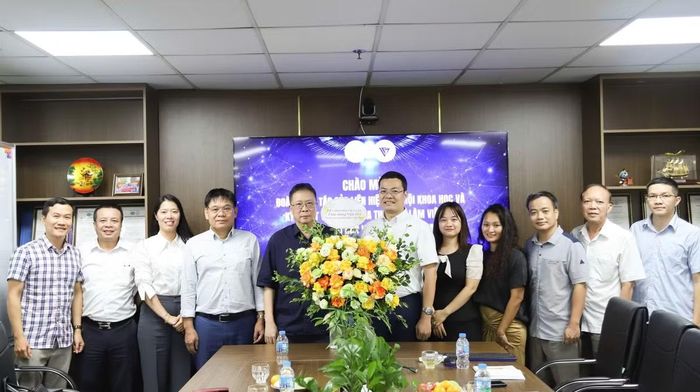 Đoàn công tác tặng hoa chúc mừng Viện Khoa học và Đổi mới Sáng tạo nhân Ngày Doanh nhân Việt Nam