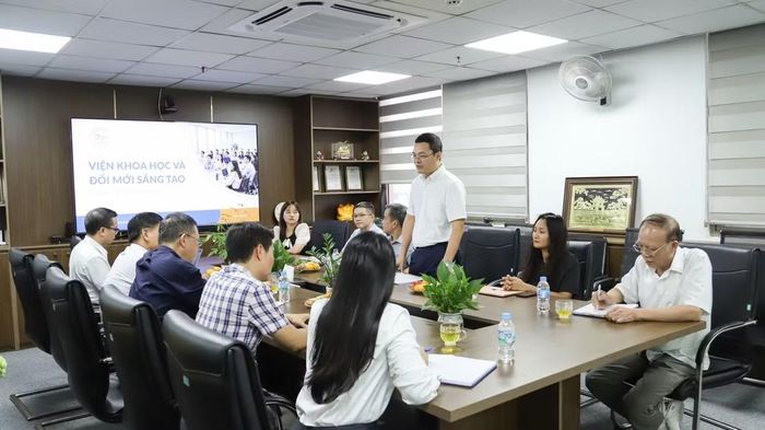 TS. Lê Anh Hưng, Viện trưởng Viện Khoa học và Đổi mới Sáng tạo phát biểu tại buổi làm việc