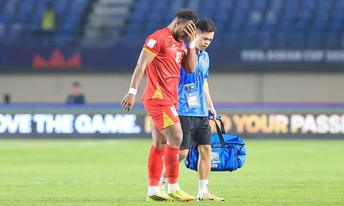 Chân sút sinh năm 1997 tỏ ra đau đớn, ôm chân nằm sân trước khi tập tễnh rời sân, nhường chỗ cho Nguyễn Hai Long. Ảnh: Minh Dân.