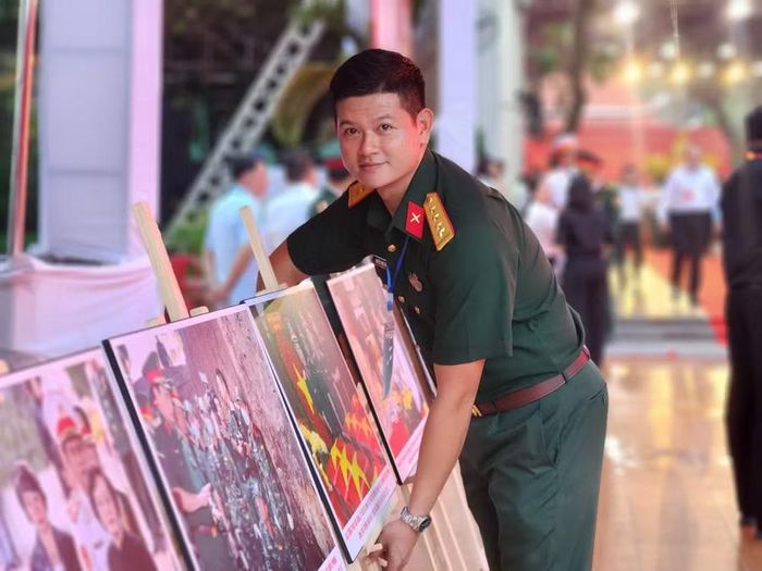 Sĩ quan Bộ Tư lệnh TPHCM cẩn thận chỉnh trang lại những bức ảnh tư liệu về các liệt sĩ, được trưng bày trang trọng tại khu vực buổi lễ.