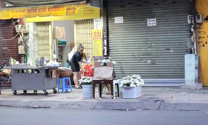 Trên các tuyến đường, nhiều người dân đã chuẩn bị sẵn những bông hoa cúc trắng miễn phí, tạo điều kiện cho người đi đường có thể bày tỏ lòng thành kính khi đoàn xe chở hài cốt liệt sĩ đi qua.