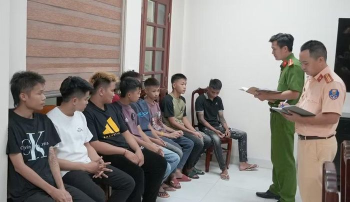 Công an làm việc với nhóm thanh thiếu niên điều khiển mô tô, xe gắn máy không đội mũ bảo hiểm, dàn hàng trên đường...