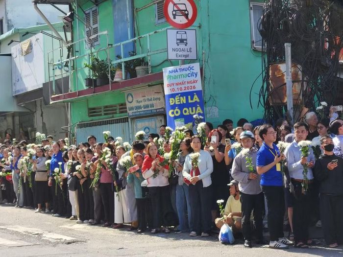 Dọc hai bên đường, người dân thành phố cùng lực lượng vũ trang đứng nghiêm trang, mặc niệm tiễn đưa các liệt sĩ về nơi an nghỉ cuối cùng.