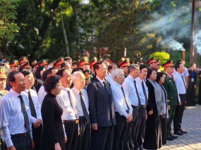 Thủ tướng Lê Minh Hưng cùng các lãnh đạo, nguyên lãnh đạo Đảng, Nhà nước đến tham dự Lễ viếng, Lễ truy điệu 731 hài cốt liệt sĩ được quy tập tại Công viên văn hóa Lê Thị Riêng.