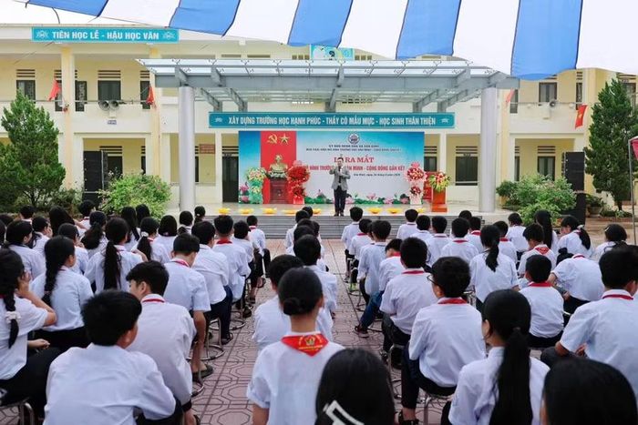TS Nguyễn Văn Thanh trong một hoạt động truyền thông về giáo dục kỹ năng sống cho học sinh. Ảnh: NVCC.