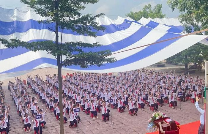 Học sinh Hà Nội trong giờ Sinh hoạt dưới cờ. Ảnh: Đình Tuệ.