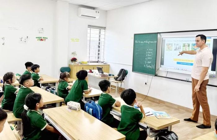 Một giờ học Tiếng Anh trên lớp của học sinh Trường Phổ thông Phùng Hưng, Hà Nội. Ảnh: Đình Tuệ.