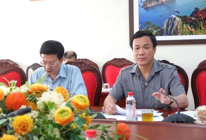 Phó Chủ nhiệm Uỷ ban Văn hoá và Xã hội của Quốc hội Triệu Thế Hùng trao đổi tại buổi làm việc.