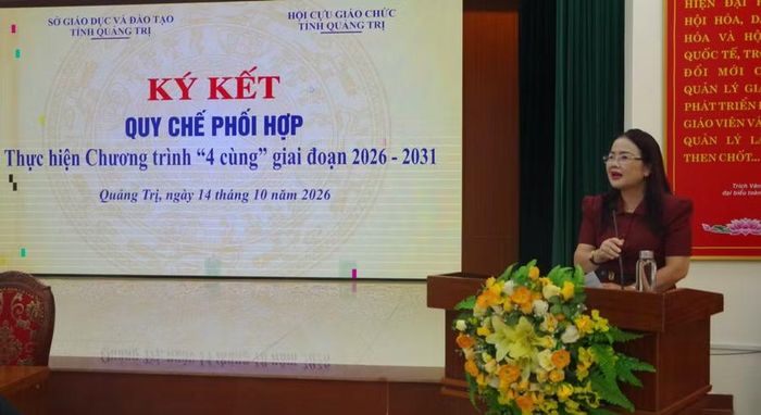 Bà Lê Thị Hương, Giám đốc Sở GD&ĐT bày tỏ sự tri ân đối với những cống hiến của các thế hệ cựu giáo chức.