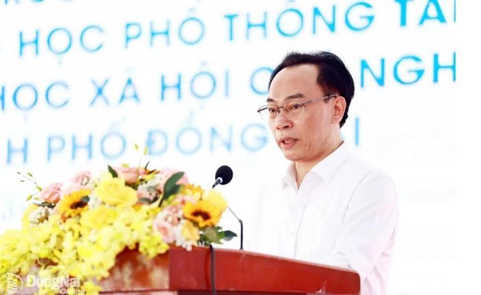 Bộ trưởng Bộ GD&ĐT Hoàng Minh Sơn phát biểu tại lễ khởi động dự án. Ảnh: Báo và PTTH Đồng Nai.