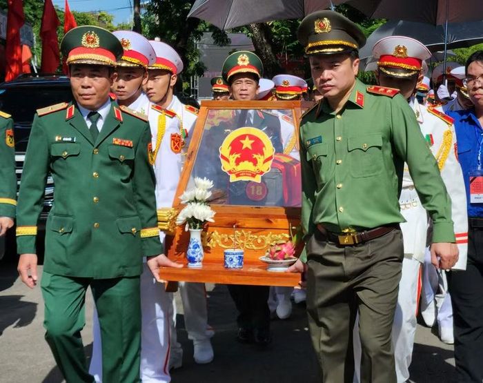 Thiếu tướng Vũ Văn Điền, Tư lệnh Bộ Tư lệnh TPHCM và Trung tướng Mai Hoàng, Giám đốc Công an TPHCM cùng di quan hài cốt liệt sĩ.