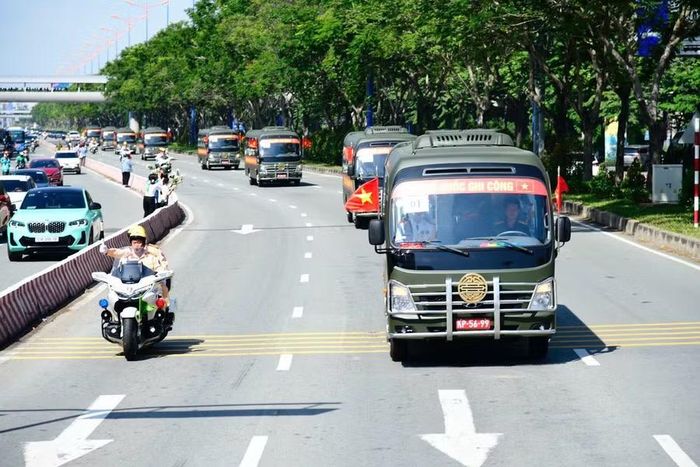 Đoàn xe đưa các Anh hùng liệt sĩ từ Công viên Lê Thị Riêng về Nghĩa trang Liệt sĩ Thành phố.