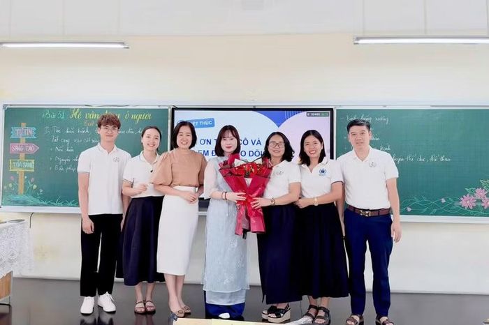 Cô Quỳnh Trang (giữa) nhận hoa chúc mừng từ BGH nhà trường sau tiết dạy chuyên đề. Ảnh: Đình Tuệ.