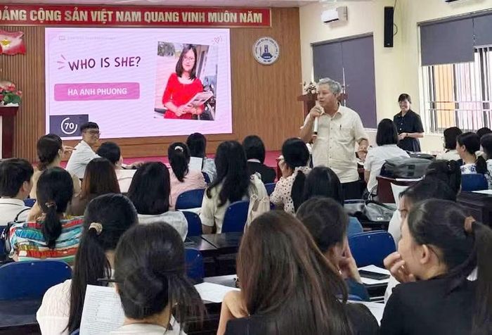 Các thầy cô cùng tìm hiểu các câu hỏi bằng tiếng Anh. Ảnh: NTCC.