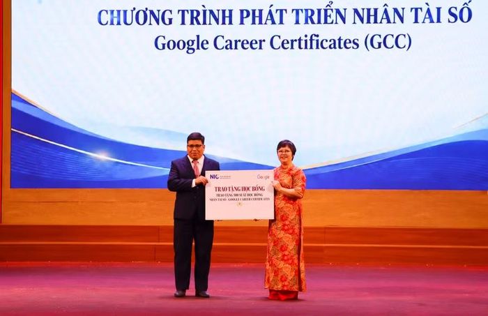 Trung tâm Đổi mới sáng tạo tỉnh Điện Biên nhận biểu trưng 500 suất học bổng nhân tài số do Trung tâm Đổi mới sáng tạo Quốc gia trao tặng.