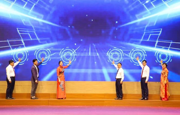 Các đại biểu nhấn nút khởi động chương trình.