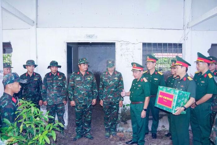 Thiếu tướng Nguyễn Văn Ngành, Chỉ huy trưởng Bộ CHQS tỉnh Cà Mau động viên cán bộ, chiến sĩ thực hiện nhiệm vụ.