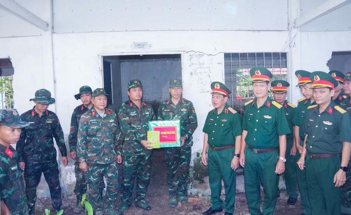 Thiếu tướng Nguyễn Văn Ngành, Chỉ huy trưởng Bộ CHQS tỉnh Cà Mau tặng quà Đội tìm kiếm, quy tập hài cốt liệt sĩ (lâm thời).