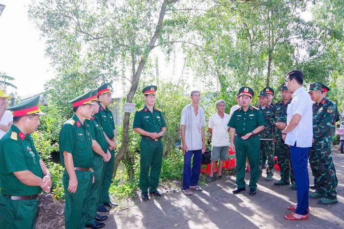 Đoàn công tác trao đổi với các nhân chứng lịch sử, mong muốn tiếp nhận thêm thông tin phục vụ công tác tìm kiếm, quy tập hài cốt liệt sĩ.