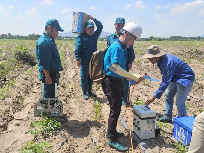  Nhóm chuyên gia thuộc Trường Đại học Bách khoa phối hợp cùng Ban Chỉ huy Quân sự xã Hòa Hiệp kết nối cáp tín hiệu, điện cực với máy đo ảnh điện. Ảnh: HCMUT. 