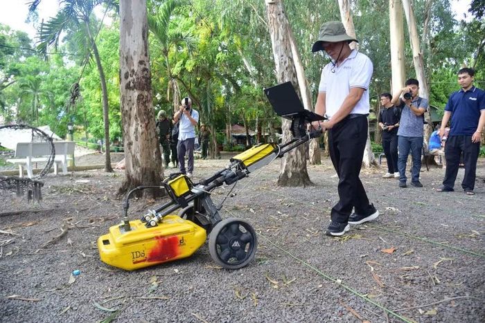 Nhóm chuyên gia Trường Đại học Khoa học tự nhiên ứng dụng công nghệ radar xuyên đất tại công viên Lê Thị Riêng. Ảnh: NTCC.