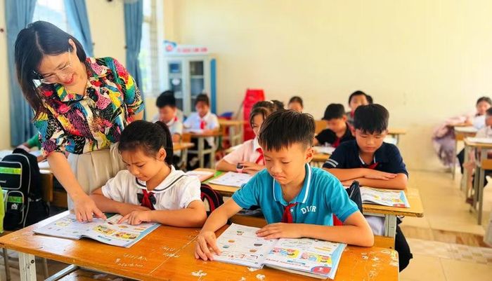 Cô Ngân Thị Lan, giáo viên dạy tiếng Anh, Trường Tiểu học và THCS Mường Lát đang tận tình chỉ dạy cho học trò của mình. Ảnh: NTCC