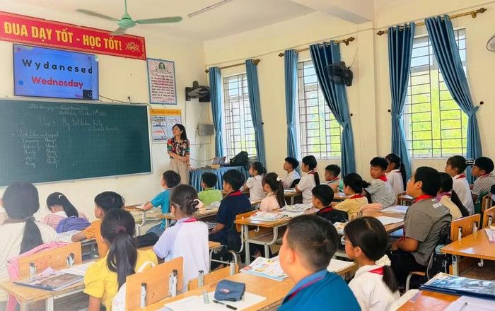 Cô và trò Trường Tiểu học và THCS Mường Lát trong giờ học tiếng Anh. Ảnh: NTCC