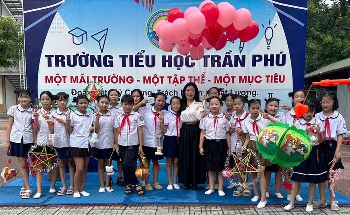 Cô và trò Trường Tiểu học Trần Phú, phường Hạc Thành, tỉnh Thanh Hóa. Ảnh: NTCC