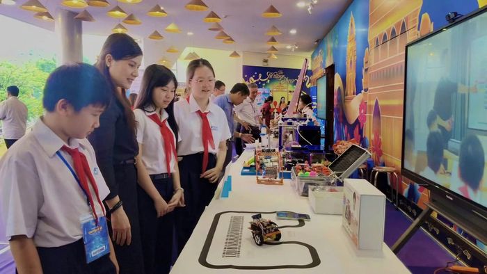 Các gian hàng trình diễn và trải nghiệm sản phẩm công nghệ tại Ngày hội Chuyển đổi số ngành GD&ĐT Đà Nẵng.
