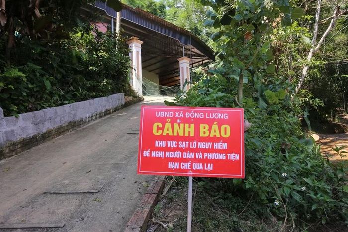Trước tình trạng sạt lở nghiêm trọng, nhiều hộ dân ở thôn Tân Lập buộc phải di chuyển nơi ở.