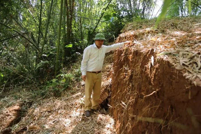 Có những vị trí nền đất cũ sụt xuống sâu hơn 1,6m.