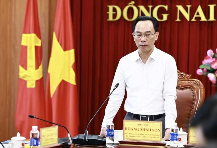 Bộ trưởng Bộ GD&ĐT Hoàng Minh Sơn tại buổi làm việc với lãnh đạo TP Đồng Nai.