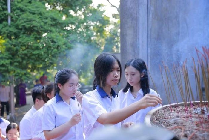 Các em học sinh dâng hương.