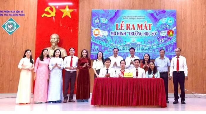 Ký cam kết triển khai mô hình.