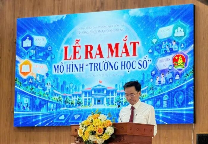 Ông Lê Vĩnh Hiệp, Hiệu trưởng chia sẻ về mô hình.