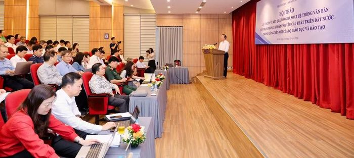 Thứ trưởng Bộ GD&ĐT Đoàn Trung Kiên phát biểu tại hội thảo.