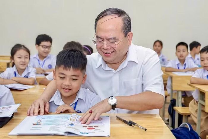  Ông Quản Minh Cường, Bí thư Thành ủy Quảng Ninh dự một tiết học tại Trường TH, THCS và THPT Thực hành Sư phạm. 
