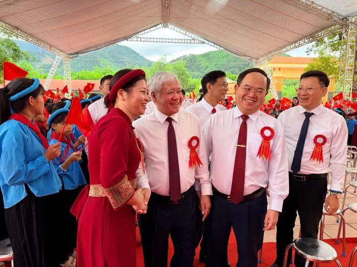 Phó Chủ tịch Thường trực Quốc hội Đỗ Văn Chiến và Bí thư Thành ủy Quảng Ninh Quản Minh Cường dự Lễ khai giảng năm học mới và khánh thành Trường Phổ thông Nội trú TH&THCS Bình Liêu, xã miền núi Bình Liêu hôm 5/9.