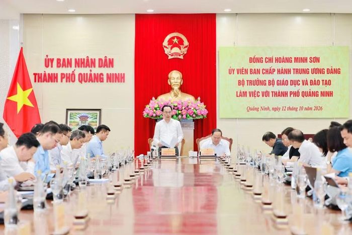  Bộ trưởng Bộ GD&ĐT Hoàng Minh Sơn làm việc với TP Quảng Ninh ngày 12/10. 