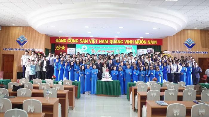 Toàn thể cán bộ, giảng viên, nhân viên và học sinh, sinh viên nhà trường cùng chụp ảnh lưu niệm.