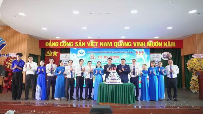 Nghi thức cắt bánh kem chúc mừng tuổi 48 của nhà trường.