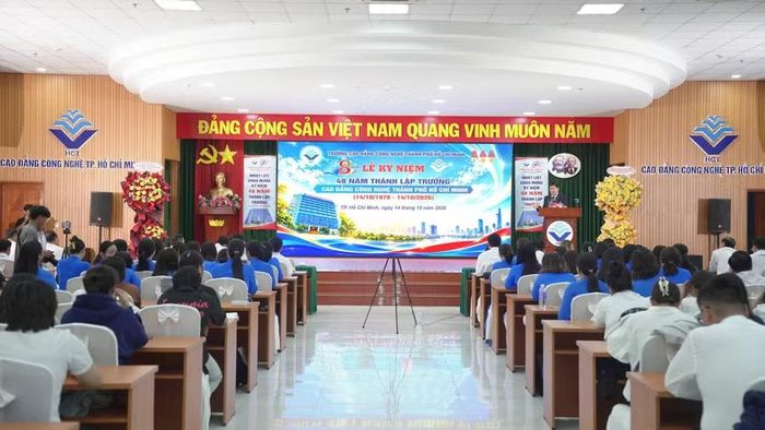 Quan cảnh tại Buổi lễ kỷ niệm 48 năm thành lập trường.