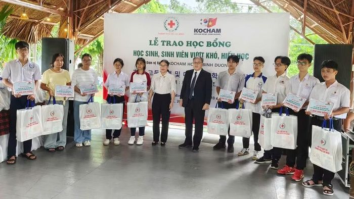 Bà Nguyễn Thị Tuyết Minh - Phó Bí thư chuyên trách Đảng ủy MTTQ, các đoàn thể TPHCM và ông Choi Saeng Woo - Phó Chủ tịch thường trực Kocham Bình Dương, trao quà và học bổng cho học sinh.