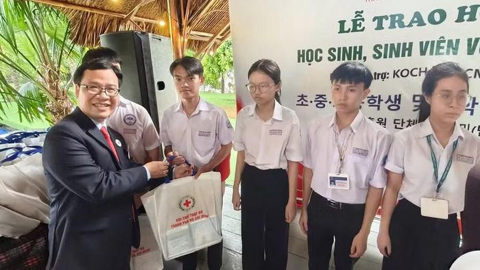 Ông Nguyễn Minh Nhựt trao học bổng cho học sinh.