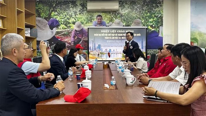 đoàn đại biểu đã đi thực tế tìm hiểu mô hình sản xuất tại Nhà máy cà phê nông sản Meet More (xã Đông Thạnh, TPHCM).